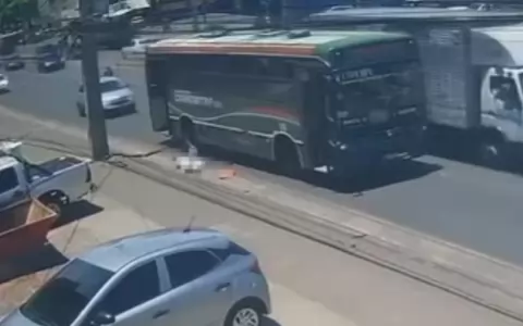 Imputan al chofer y al presunto asaltante por la muerte de una mujer al caer de un bus