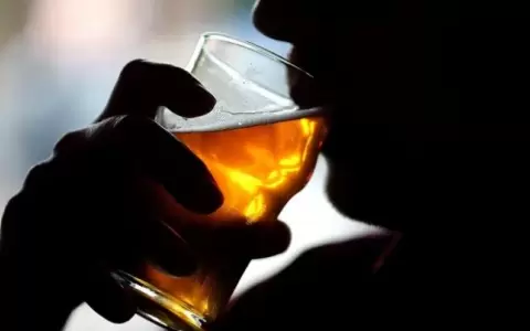 Los adolescentes t�midos tienden a consumir m�s alcohol, revel� un estudio