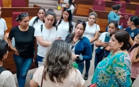 Senadora acompa�a a aspirantes de la Polic�a no admitidas, para reunirse con el comandante