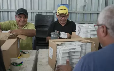 Por primera vez, organizaciones de padres controlar�n la calidad de los kits escolares