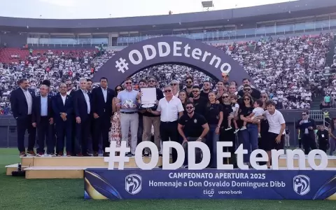 Emotivo homenaje para ODD en el puntapi� del Apertura