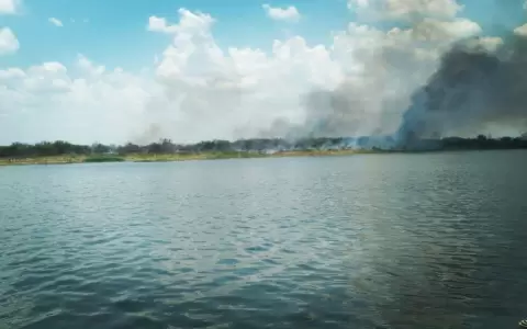 Incendio en zona del banco San Miguel afecta la Costanera Norte