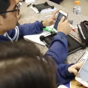 Avanza proyecto para endurecer restricciones al uso de celulares en escuelas y colegios