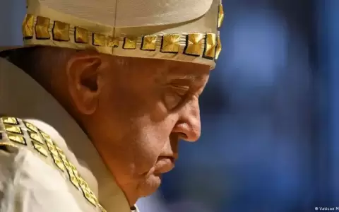 El papa Francisco sufri� una ca�da sin fracturas pero le inmovilizaron el brazo por precauci�n