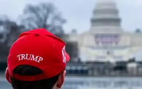 Trump regresa con investidura en interiores y 100 decretos