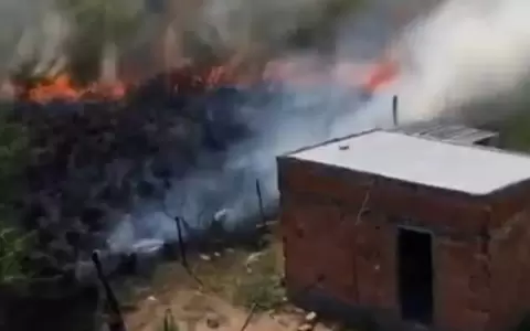 Incendio de gran magnitud arras� con taller mec�nico en Ypacara�