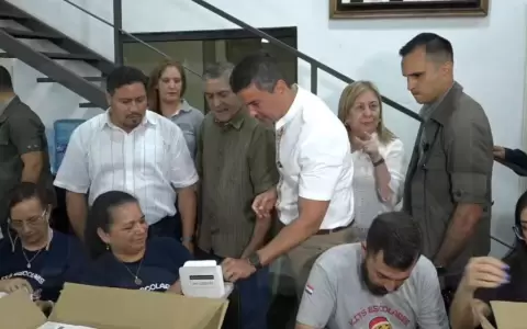 Pe�a y titular del MEC realizan "control sorpresa" de kits escolares