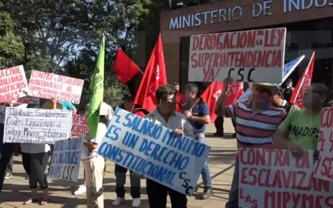 Corriente Sindical Clasista protesta frente al MIC tras declaraciones del ministro Gim�nez