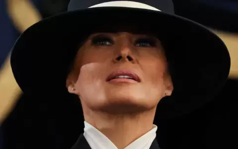 El sobrio y elegante estilo de Melania Trump: look azul navy de un dise�ador independiente