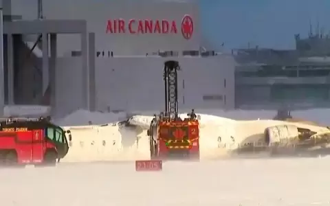 Avi�n vuelca en aterrizaje en Toronto y deja varios heridos