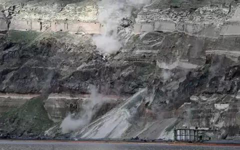 Terremotos sacuden islas griegas, miles evac�an Santorini