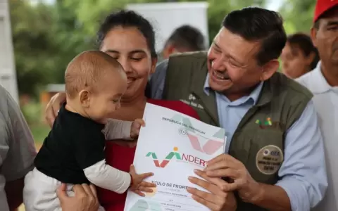 It� es el primer distrito rural que recibe la titulaci�n de lotes de la Reforma Agraria