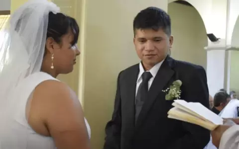 Influencer Jaka Saenger dio el "s� quiero" en boda comunitaria junto a otras 105 parejas