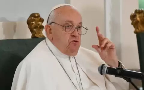 Papa Francisco, aquejado de neumon�a, pas� "noche tranquila"