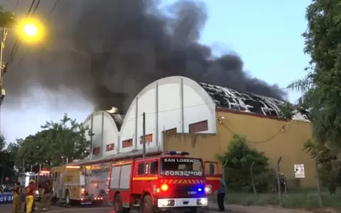 Incendio de gran magnitud de dos dep�sitos de la transportadora Guarany