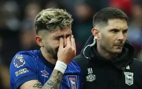 Entre l�grimas: Julio Enciso se retir� lesionado ante Aston Villa