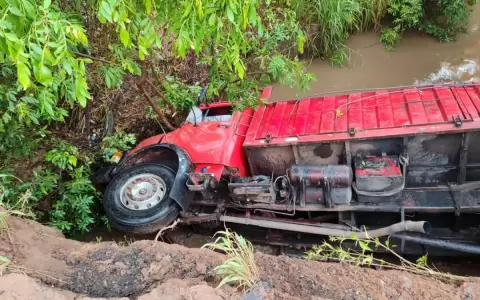 Cami�n tumba cay� de un puente en Ypan� y hay dos heridos