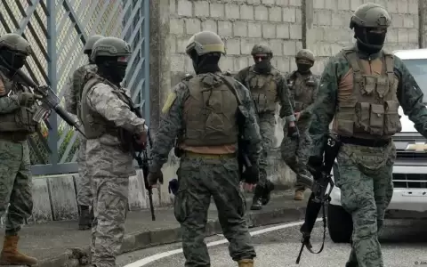 Ecuador plantea incorporar fuerzas extranjeras a las FF. AA. y la Polic�a para combatir el "narcoterrorismo"