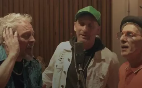 Los Tipitos y No Te Va Gustar reversionan "Campanas en la Noche"