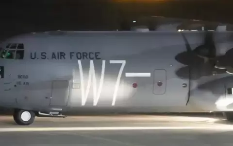 EE. UU. env�a primer vuelo de migrantes presos a Guant�namo