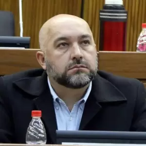 Funcionarios toman Municipalidad de Lambar� en contra de la asunci�n de Orlando Ar�valo como concejal