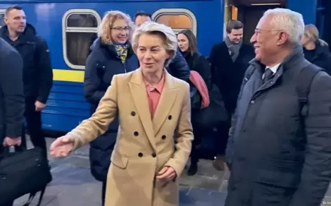 Von der Leyen llega a Kiev en tercer aniversario de guerra