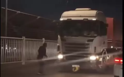 Mujer atac� un cami�n por supuesta infidelidad del conductor