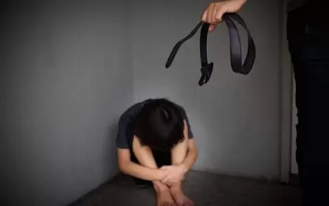 Hombre habr�a azotado a su esposa embarazada por pedirle dinero para la cena de sus hijos