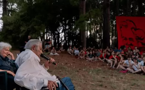 Jos� Mujica lleg� a un campamento de j�venes militantes y habl� sobre su c�ncer: �Soy boleta�