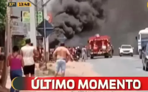 Incendio de gran magnitud afecta comercios sobre Acceso Sur