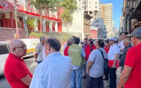 Dirigentes colorados frente a la ANR reclaman la salida de ministros y directivos