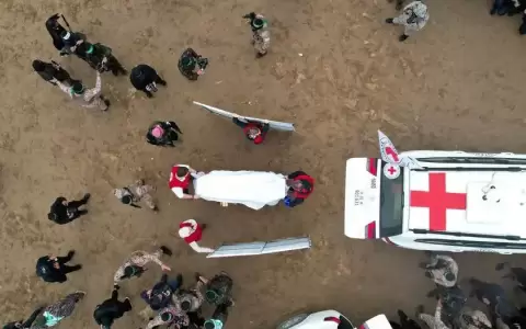 Ham�s entrega 4 ata�des con rehenes israel�es a la Cruz Roja