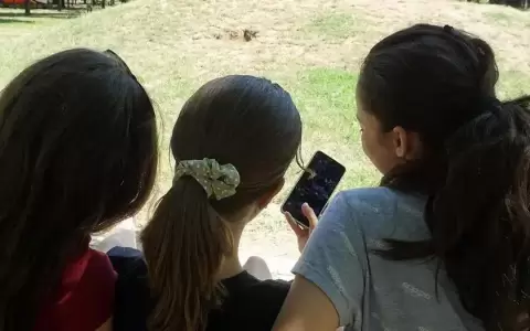 Investigan en India el suicidio de tres hermanas a las que se priv� de tel�fono m�vil.