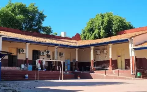 A falta de respuestas del MEC, j�venes limpian y arreglan Escuela Rep�blica Argentina
