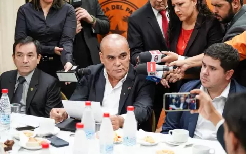"Bachi" N��ez aument� salario de funcionarios de confianza del Senado y lo defiende