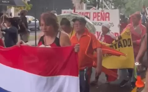 Bajo lluvia, adultos mayores, jubilados y sector de la salud protestan contra el Gobierno