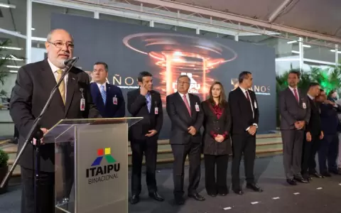 Denuncian a director de Itaip� por presunta licitaci�n irregular de pupitres escolares