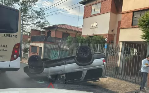 Camioneta volc� tras impactar con otro veh�culo en el centro de Asunci�n