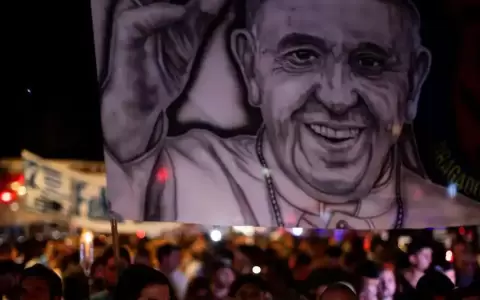 Argentinos marchan con antorchas por la salud del papa