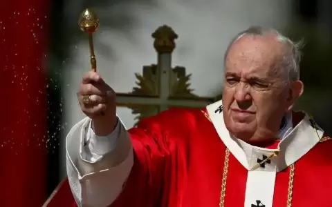 El papa duerme toda la noche y sigue descansando tras los dos episodios de insuficiencia respiratoria