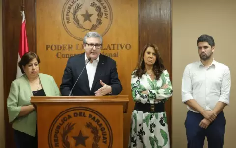 Legisladores presentan denuncia penal sobre compra de pupitres chinos