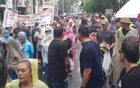 Inicia marcha ciudadana: cuestionan que parlamentarios ganan 40 millones mientras obreros pasan hambre
