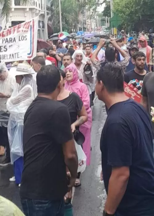 Inicia marcha ciudadana: cuestionan que parlamentarios ganan 40 millones mientras obreros pasan hambre