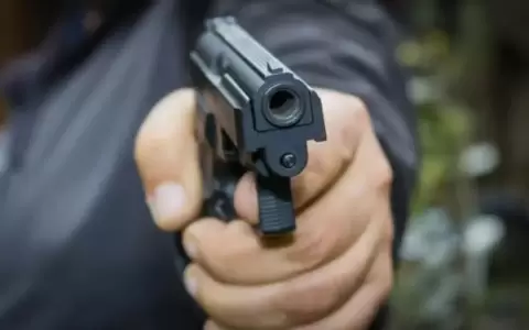 La mujer recibi� un impacto de arma de fuego e investigan a su expareja, que ser�a un menor.