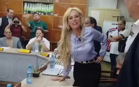 Cruce de insultos en la Junta Municipal de Lambar�