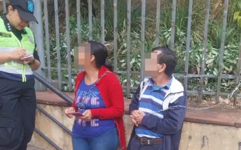 Padres de ni�o infectado con VIH en el Inc�n se encadenan exigiendo justicia tras 14 a�os de la negligencia