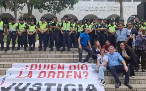 Reclamo de liberales ante el Palacio de Justicia antes de que se registre el incidente.