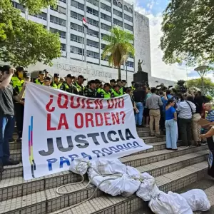 Registran incidentes entre dirigentes liberales y polic�as frente al Palacio de Justicia