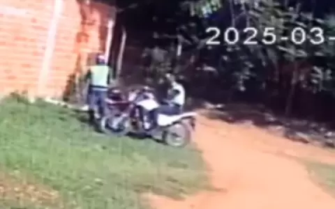 Momento en que los uniformados trataban de robar el biciclo.