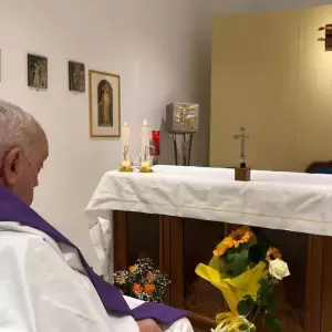 El papa sigue mejorando gradualmente en Casa Santa Marta